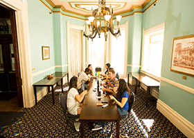 hi sacramento hostel dining room